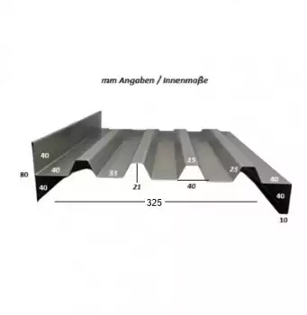 Seitliche Ansicht einer maßgefertigten Tablett-Rutsche aus Edelstahl mit geneigtem Verlauf